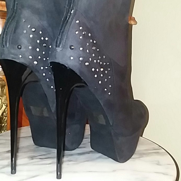 NIB 7 inch black suede platform boots w/ studs - Picture 4 of 5